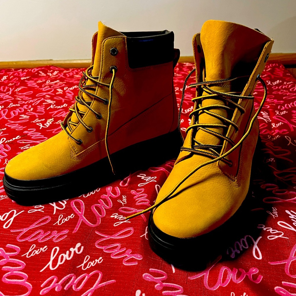 Women’s waterproof Timberland lace-up boots. Size Women’s 10.